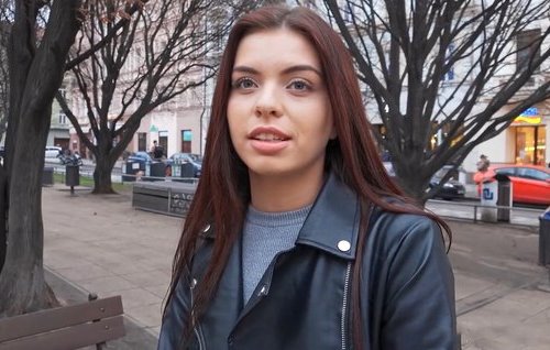 Постер к видео: Промерзшая, в другом городе, девушка охотно идет к пикаперу домой пить чай и трахаться.