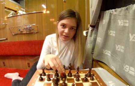 Постер к видео: Парень развел попутчицу в шахматы на желание с которой ехали в одном купе и пожелал её трахнуть.