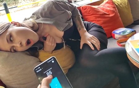 Постер к видео: Парень управляет вибратором вставленным в киску своей подруги прям в ресторане и доводит её до оргазма.